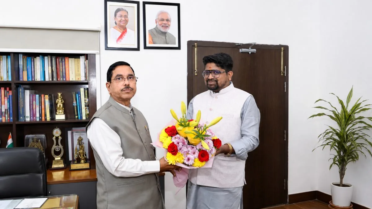 केंद्रीय शिक्षा मंत्री नियुक्त होने पर प्रह्लाद जोशी को डॉ. भार्गव मल्लप्पा ने दी हार्दिक बधाई