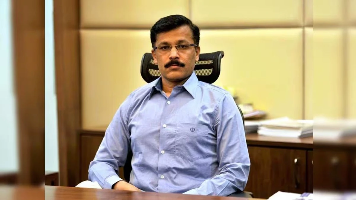 कौन हैं महाराष्ट्र के 'सिंघम IAS' अधिकारी तुकाराम मुंढे ?