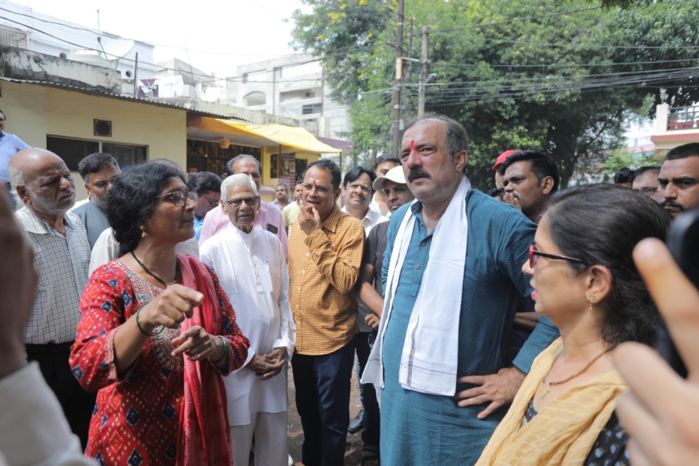सड़क और जल निकासी विकास का वादा, कांग्रेस नेता ने जबलपुर के लिए परिवर्तन का वादा किया