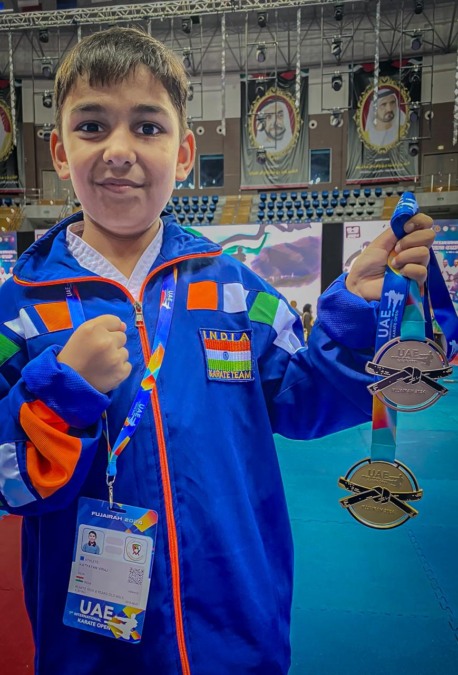पहली यूएई इंटरनेशनल कराटे ओपन चैंपियनशिप: गुड़गाँव के 8 साल के विराज ने सिल्वर जीत देश और प्रदेश का नाम किया रोशन