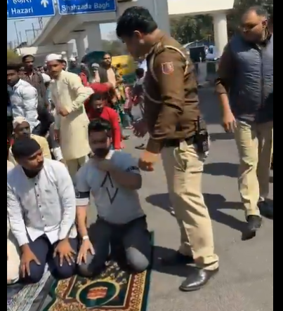 सड़क पर नमाज पढ़ रहे लोगों को पीटने वाला पुलिसकर्मी निलंबित: लोगों ने की कड़ी कार्रवाई की मांग