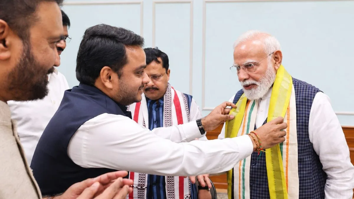 विजय चिंतकायला ने पीएम मोदी को भेंट किया हाथ से बुना मंगलागिरी शॉल